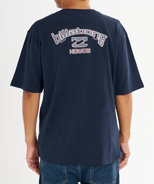 【直営店限定】BILLABONG メンズ Y2K ARCH OG SS HI HAWAII Tシャツ 【2026年秋冬モデル】