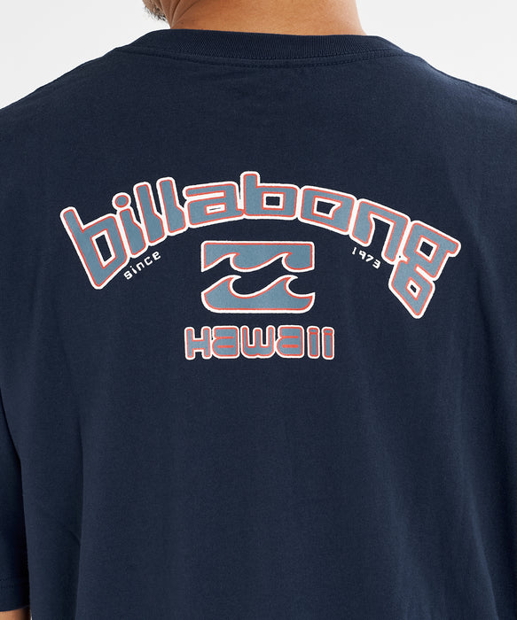 【直営店限定】BILLABONG メンズ Y2K ARCH OG SS HI HAWAII Tシャツ 【2026年秋冬モデル】