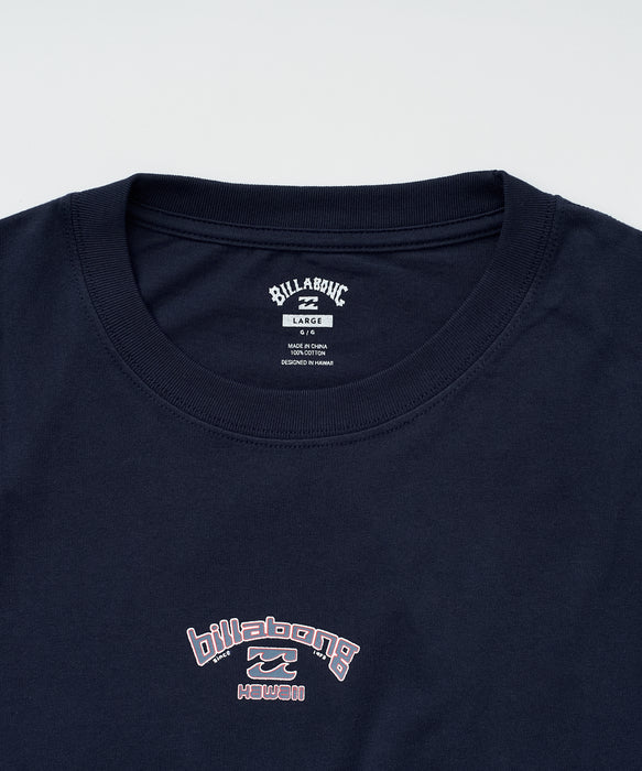 【直営店限定】BILLABONG メンズ Y2K ARCH OG SS HI HAWAII Tシャツ 【2026年秋冬モデル】