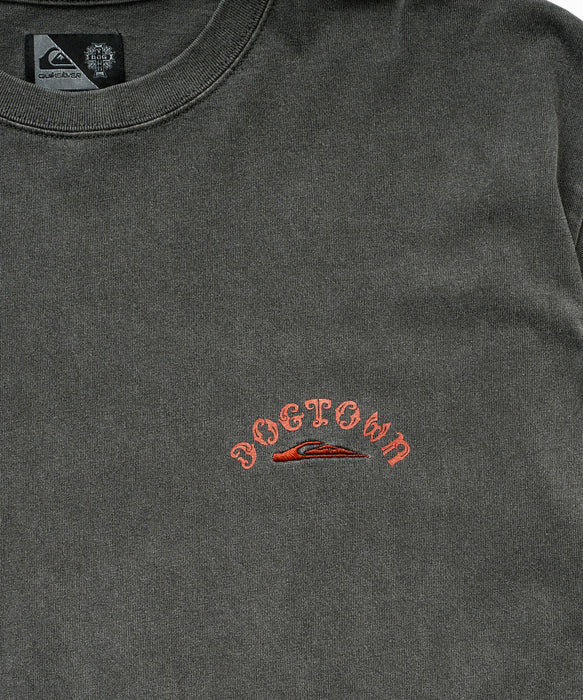 <QUIKSILVER X DOGTOWN> メンズ DTQS PG LETTER PRINT ST 半袖コットンTシャツ バックロゴ【2026年夏モデル】