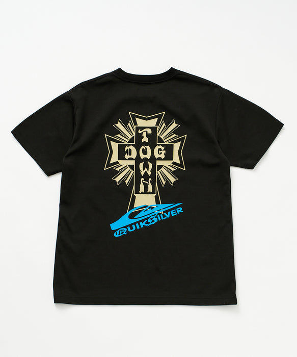 <QUIKSILVER X DOGTOWN>メンズ DTQS ARC CROSS LOGO ST 半袖Tシャツ 接触冷感 速乾 UPF50+【2026年夏モデル】