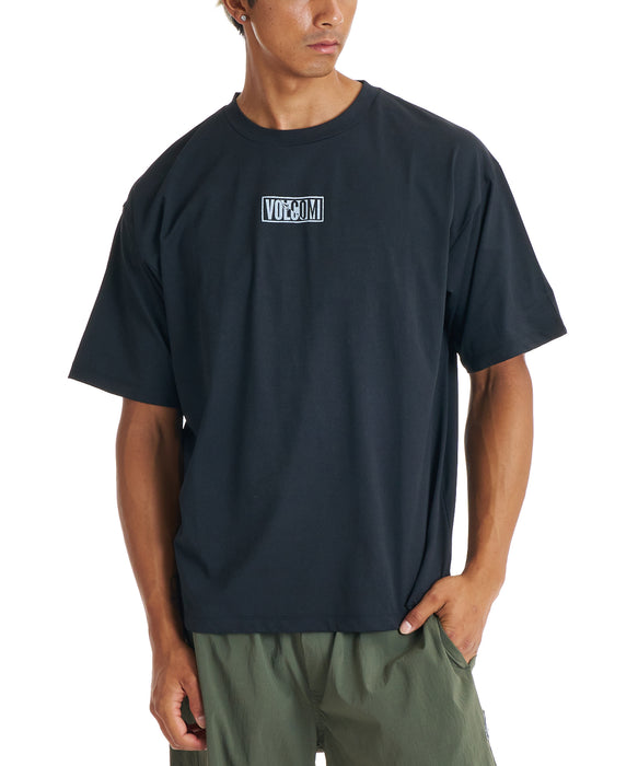 VOLCOM メンズ VERTICAL LOGO GRAPHI サーフTシャツ 【2026年春夏モデル】 BLK / XL