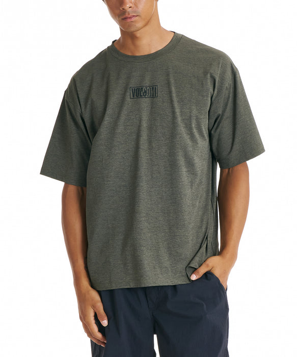 VOLCOM メンズ VERTICAL LOGO GRAPHI サーフTシャツ 【2026年春夏モデル】 OLV / XL