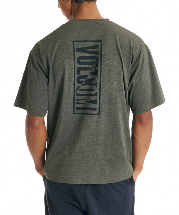 VOLCOM メンズ VERTICAL LOGO GRAPHI サーフTシャツ 【2026年春夏モデル】 OLV / XL
