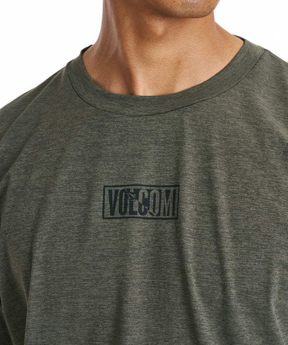VOLCOM メンズ VERTICAL LOGO GRAPHI サーフTシャツ 【2026年春夏モデル】 OLV / XL