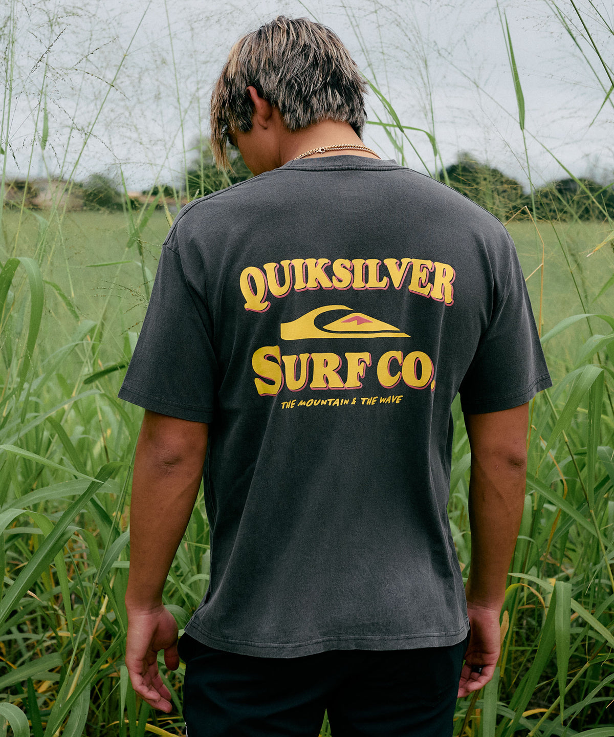 【オフホワイト】バックビッグロゴ半袖Tシャツ☆コットン☆グレー☆L☆メンズ☆人気 OUTLET】QUIKSILVER メンズ SURF CO ST 半袖Tシャツ バックプリント