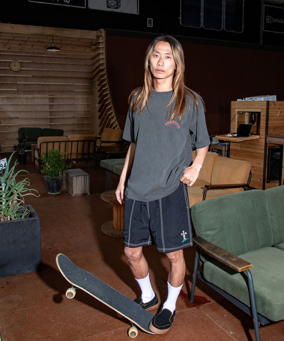 <QUIKSILVER X DOGTOWN> メンズ DTQS PG LETTER PRINT ST 半袖コットンTシャツ バックロゴ【2026年夏モデル】