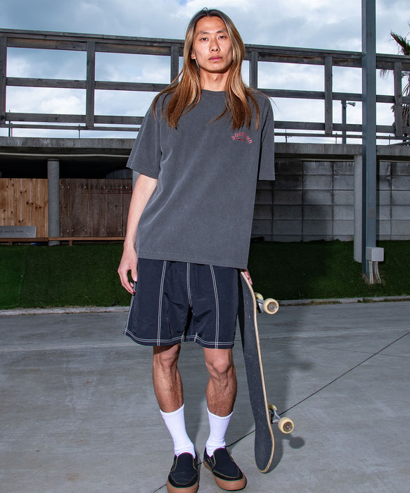 <QUIKSILVER X DOGTOWN> メンズ DTQS PG LETTER PRINT ST 半袖コットンTシャツ バックロゴ【2026年夏モデル】