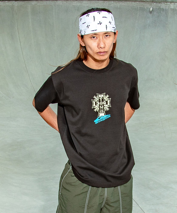 <QUIKSILVER X DOGTOWN>メンズ DTQS ARC CROSS LOGO ST 半袖Tシャツ 接触冷感 速乾 UPF50+【2026年夏モデル】
