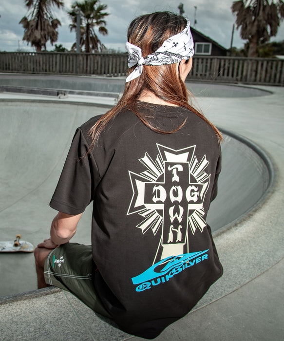 <QUIKSILVER X DOGTOWN>メンズ DTQS ARC CROSS LOGO ST 半袖Tシャツ 接触冷感 速乾 UPF50+【2026年夏モデル】